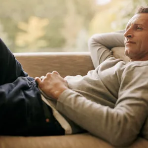 Mann liegt auf der Couch