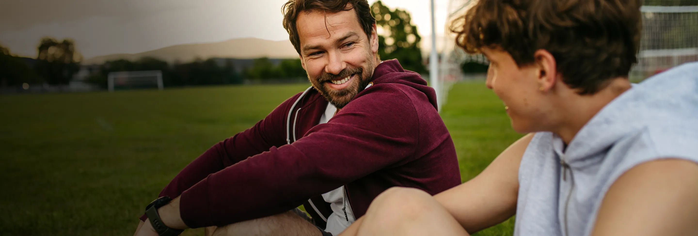 Mann und Junge mit einem Fußball