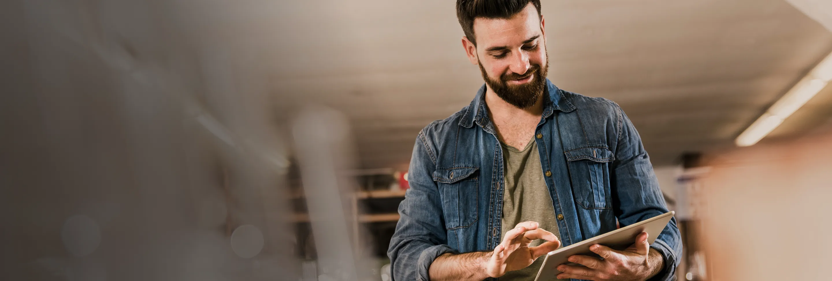 Mann tippt auf Tablet