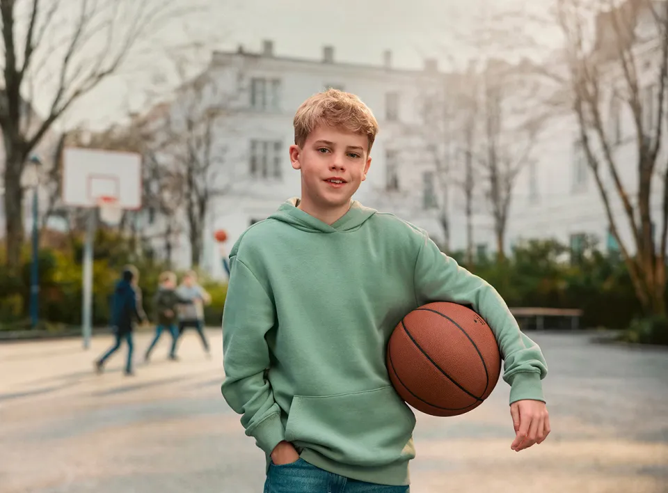 Junge mit Basketball unterm Arm